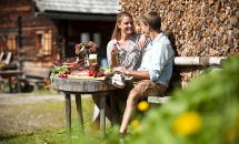 Altenmarkt-Zauchensee-Tourismus_Paar_Almjause.jpg