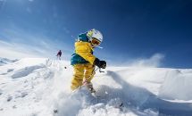 Altenmarkt-Zauchensee-Tourismus_Skifahren_Familie_Kind_Schneefreude.jpg